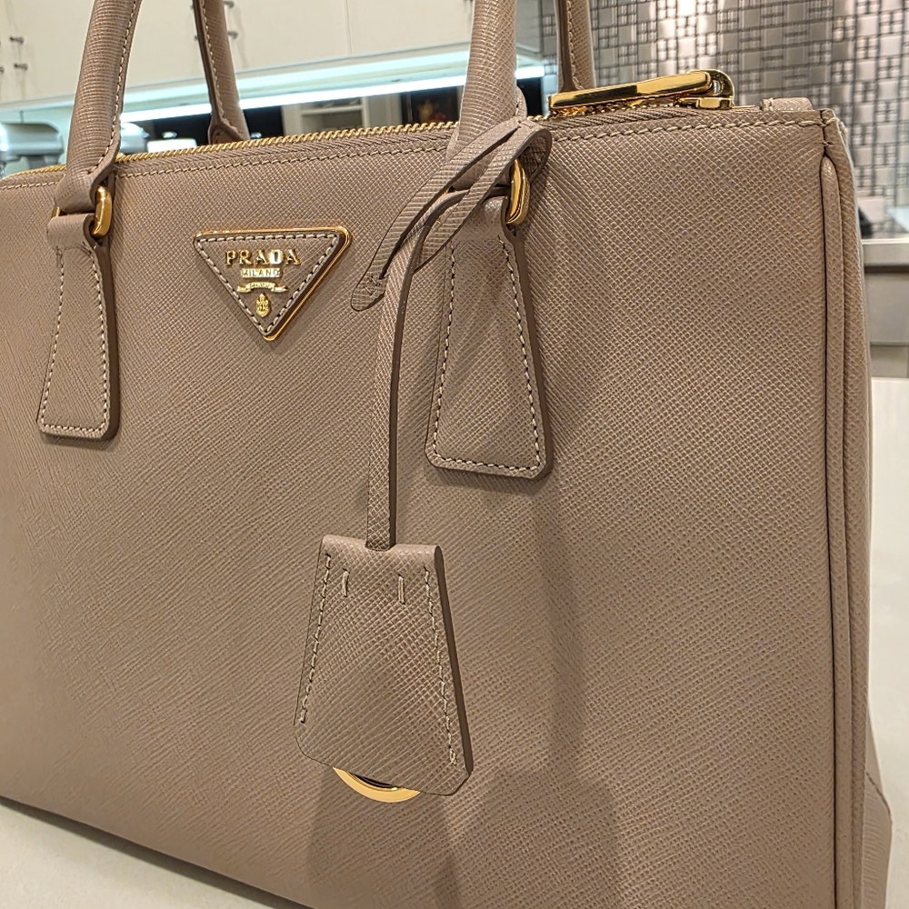 💯 Authentic Prada | Galleria Medium Saffiano Leather bag - Picture 4 of 17